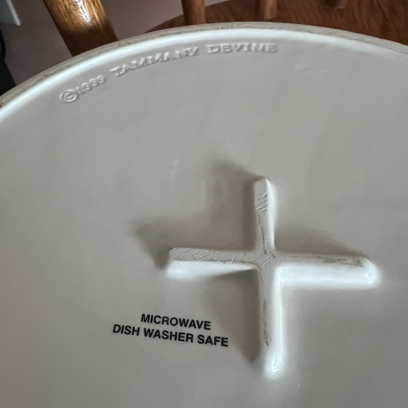 CERAMIC LIDDED SERVING BOWL -1999 TAMMANY DEVINE DEMDACO BUTTONS & SNOW-EXC COND - Picture 4 of 6